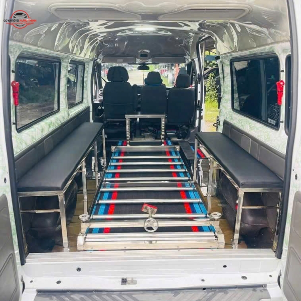 Lắp đặt giá để quan tài và bàn để bát hương